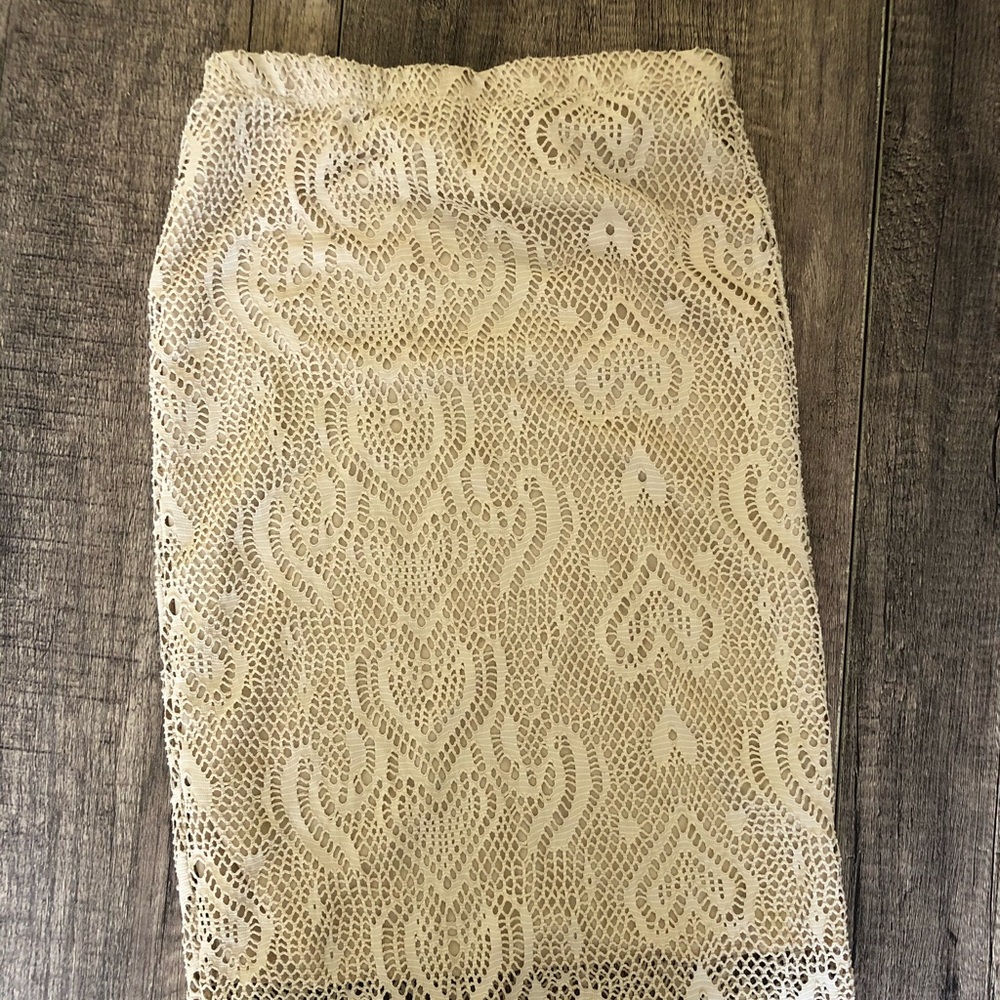 Discreet • Lace Cream Skirt